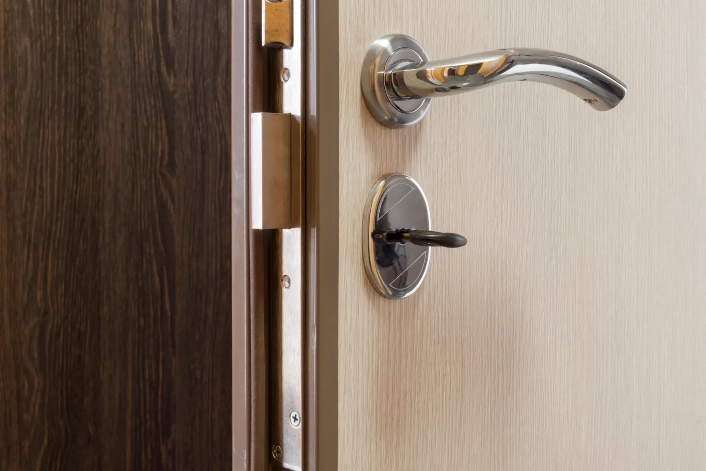 Cylindre et poignée d'une porte d'entrée examinés avant remplacement à Meulan